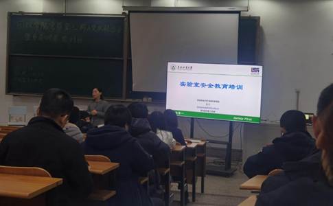 会议室里的人们 AI 生成的内容可能不正确。