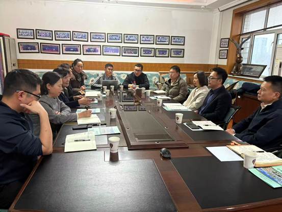 一群人坐在桌子前 AI 生成的内容可能不正确。