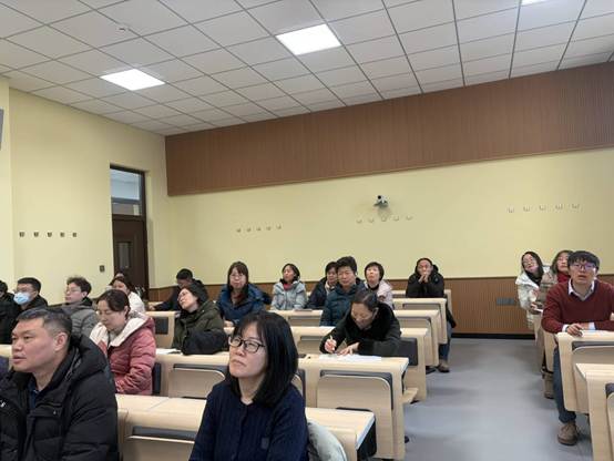 会议室里的人们 AI 生成的内容可能不正确。